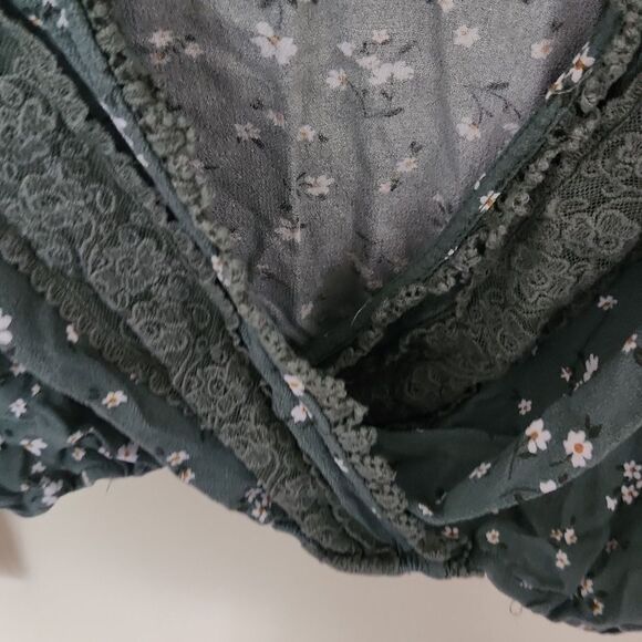 Mi Ami Green Floral Wrap Top Size S - Picture 5 of 11